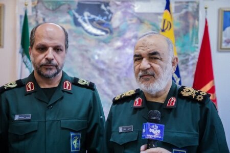 سردار سلامی: سپاه در یک جا میجنگد و در جایی دیگر نجات غریق است