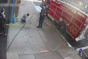 ببینید | اقدام غیرمنطقی یک زن هنگام مواجهه با شلنگ آتش‌نشانی؛ تعجب معنادار دو آتش‌نشان