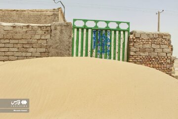 ارتفاع شن در سیستان و بلوچستان به دیوار خانه‌ها رسید و در منازل را پوشاند / عکس