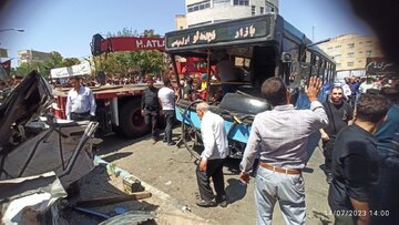 تصادف زنجیره‌ای در تبریز؛ سواری پراید زیر اتوبوس له شد / عکس