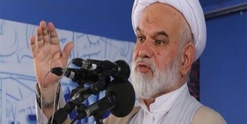 یک امام جمعه: مردم آمارها را با یخچال خانهشان مقایسه میکنند / مردم باید نتیجه آمارهای مسئولان را در زندگی احساس کنند