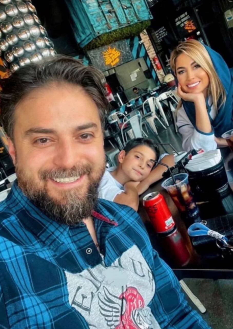 عکس | سلفی پر از لبخند بابک جهانبخش در کنار همسر و فرزندش