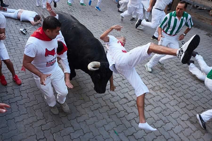 در مراسمی که منتقد زیادی دارد؛ گاو عصبانی بهحساب مردان سفید و قرمز پوش رسید/ عکس