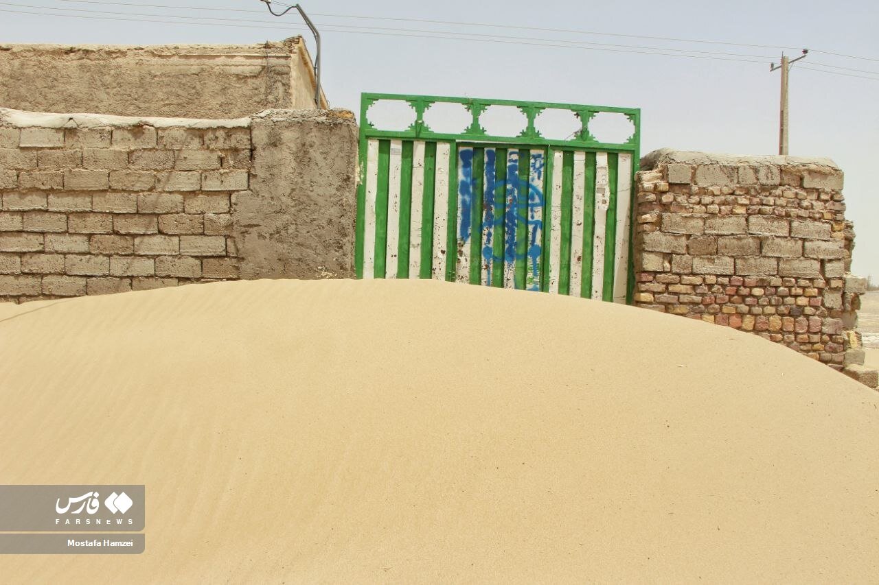 ارتفاع شن در سیستان و بلوچستان به دیوار خانه‌ها رسید و در منازل را پوشاند / عکس 4