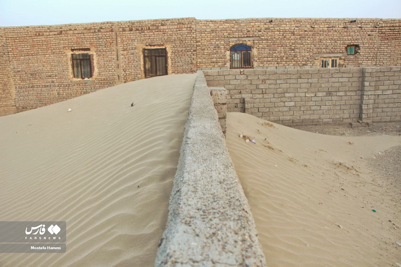 ارتفاع شن در سیستان و بلوچستان به دیوار خانه‌ها رسید و در منازل را پوشاند / عکس 3