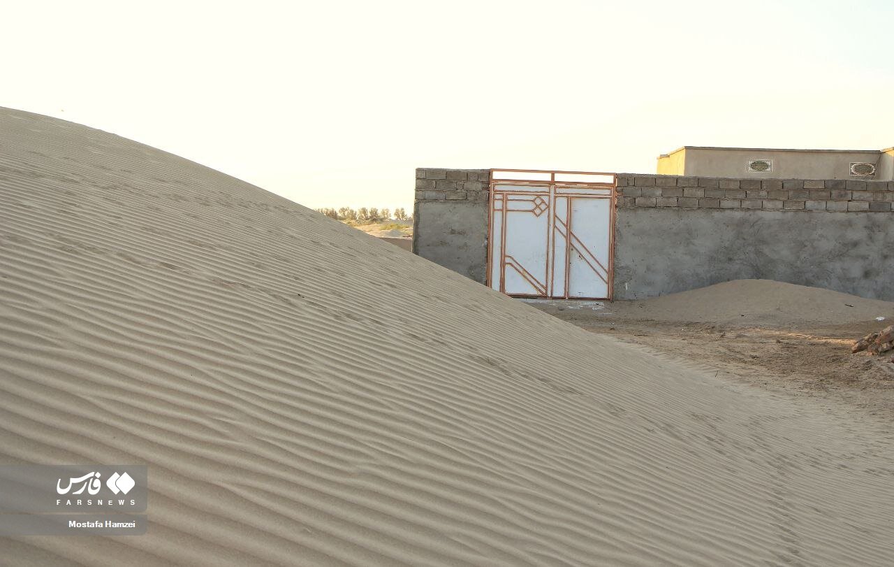 ارتفاع شن در سیستان و بلوچستان به دیوار خانه‌ها رسید و در منازل را پوشاند / عکس 2