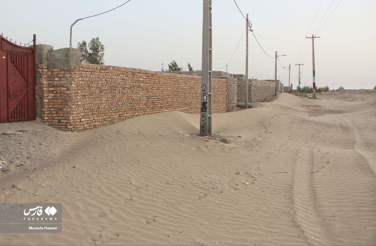 ارتفاع شن در سیستان و بلوچستان به دیوار خانه‌ها رسید و در منازل را پوشاند / عکس 6