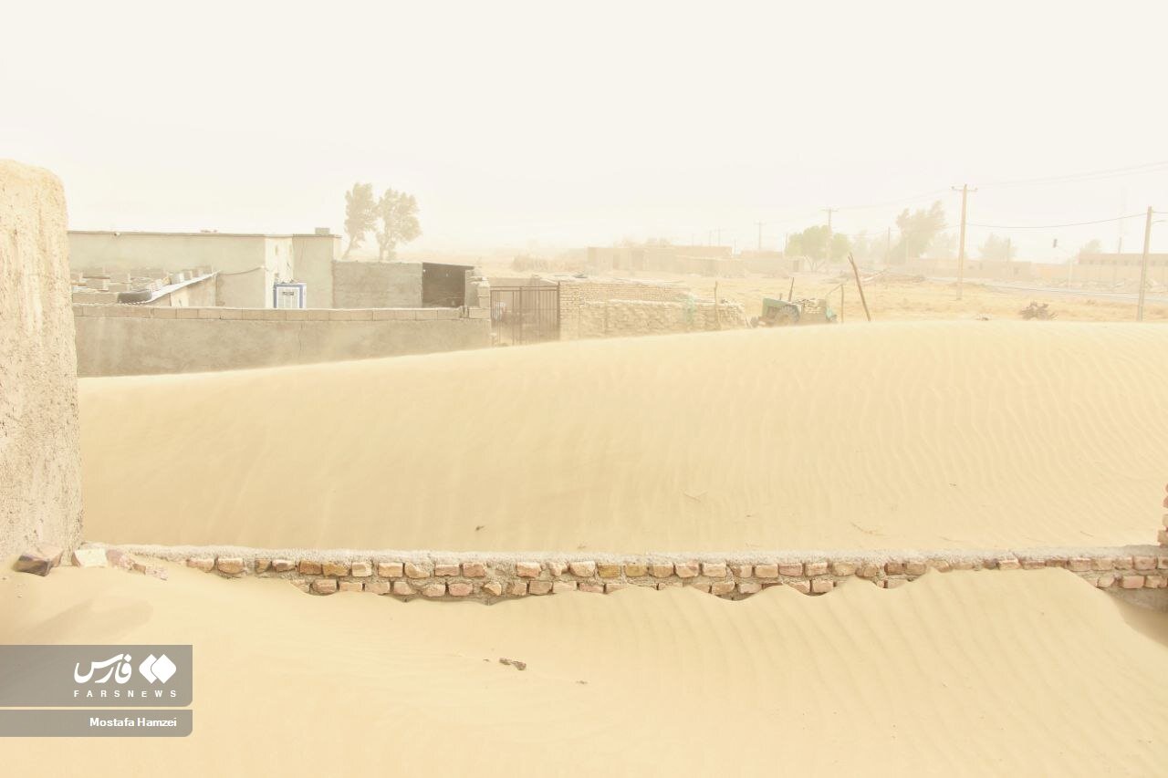 ارتفاع شن در سیستان و بلوچستان به دیوار خانه‌ها رسید و در منازل را پوشاند / عکس 5