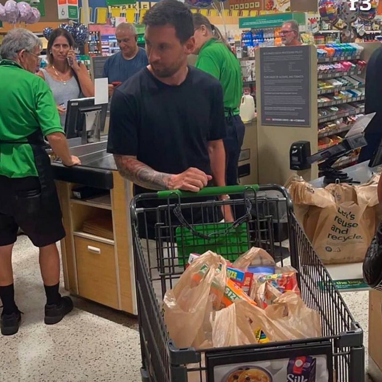 عکس | قابی بسیار متفاوت از مسی؛ لئو سبد بدست در فروشگاه حین خرید!