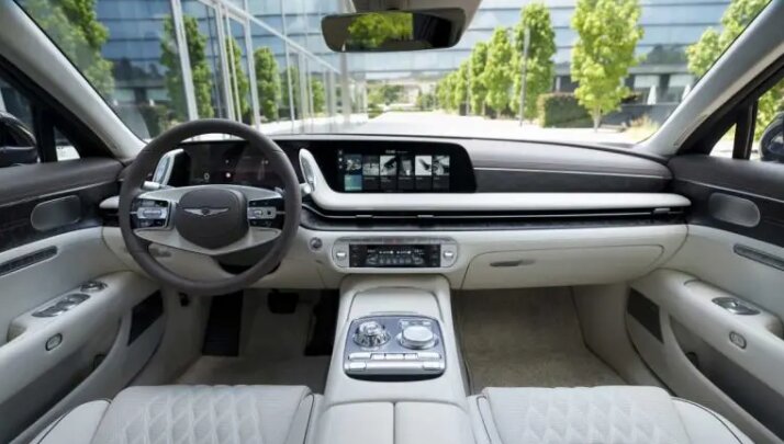 شاخ و شانه کشیدن ماشین لوکس کرهای برای بنز و بیامو در اروپا/ عکس