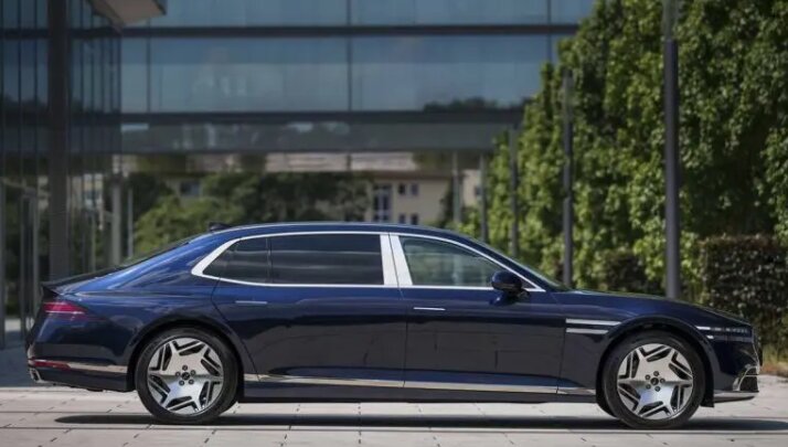 شاخ و شانه کشیدن ماشین لوکس کرهای برای بنز و بیامو در اروپا/ عکس