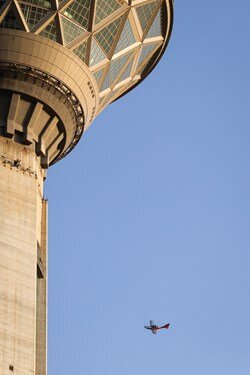 هواپیمای رکوردشکنی که با خلبان زن دور برج میلاد چرخید/ عکس