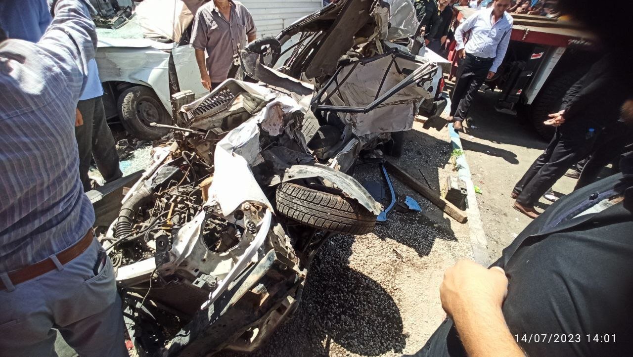 تصادف زنجیرهای در تبریز؛ سواری پراید زیر اتوبوس له شد/ عکس