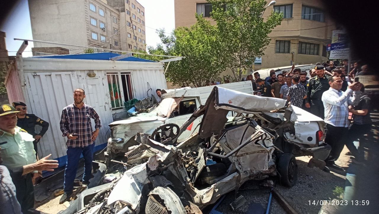 تصادف زنجیره‌ای در تبریز؛ سواری پراید زیر اتوبوس له شد/ عکس
