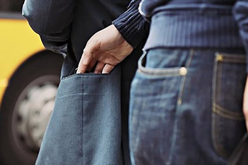 ببینید | فریادهای یک زن قهرمان برای جلوگیری از جیببری و دزدی وسط شهر!