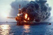 ببینید | تصاویر تازه از آتش‌سوزی سکوی نفتی در خلیج مکزیک