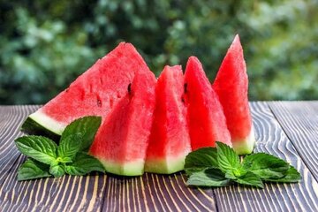 با این مواد غذایی خوشمزه بدنتان در گرمای شدید هم خنک میماند با این مواد غذایی خوشمزه بدنتان در گرمای شدید هم خنک میماند