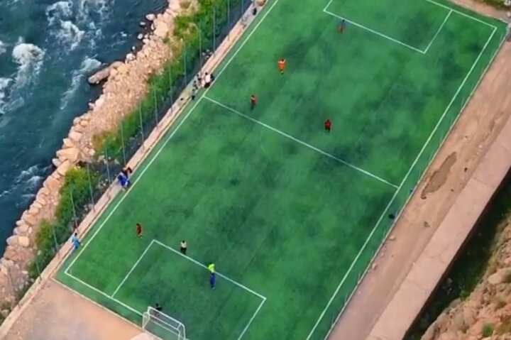 ببینید | یک شاهکار تماشایی؛ زیباترین زمین فوتبال در دل کوه به سبک اروپا