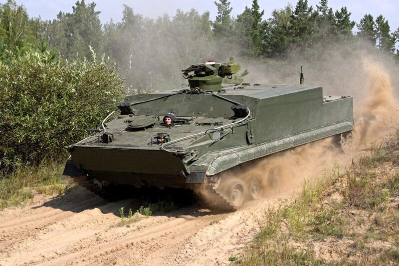 ببینید | ویدیویی پربازدید از لحظه خطای عجیب مین روسی در برخورد با نفربر زرهی اوکراین!