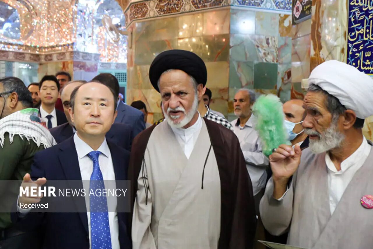سفیر کره جنوبی در حرم حضرت معصومه (س) حضور یافت/عکس
