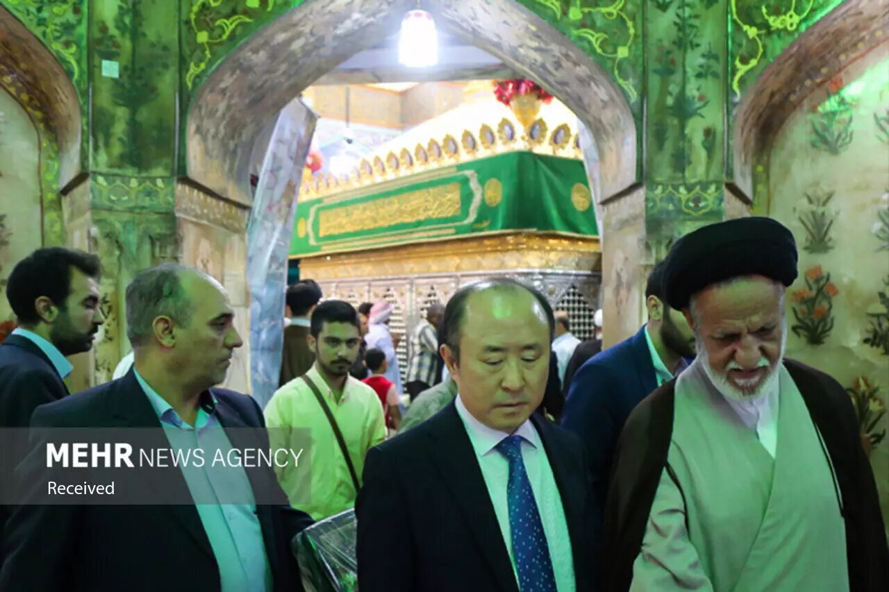 سفیر کره جنوبی در حرم حضرت معصومه (س) حضور یافت/عکس
