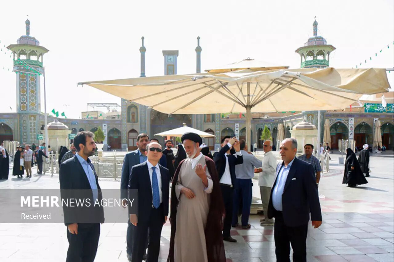 سفیر کره جنوبی در حرم حضرت معصومه (س) حضور یافت/عکس