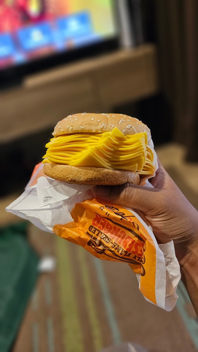 اضافه‌شدن یک ساندویچ عجیب در منوی رستورانی در تایلند با ۲۰ ورقه پنیر/ عکس
