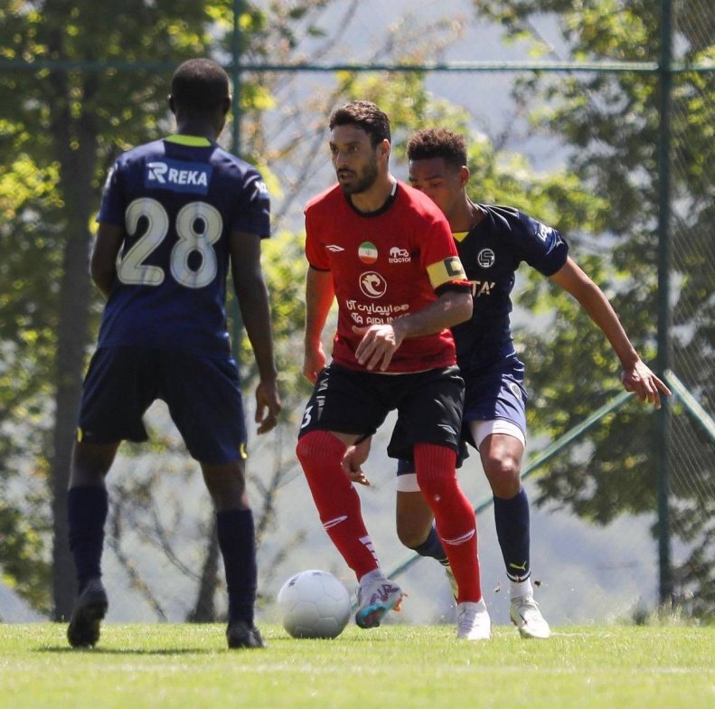 عکس| بازوبند کاپیتانی تراکتور به این بازیکن رسید