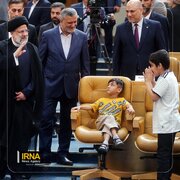 ژست عجیب و خاص یک کودک در مقابل ابراهیم رئیسی / عکس