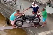 ببینید | سقوط موتورسیکلت به داخل دریا در حین بارگیری به کشتی!