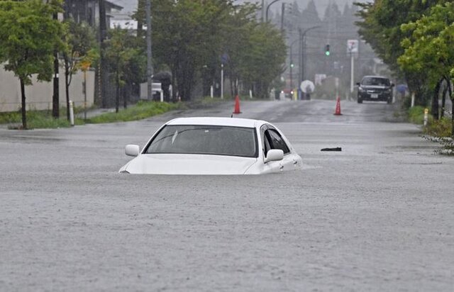 بارندگی و طغیان رودخانه‌ها، برخی شهرهای این کشور را زیر آب برد/ عکس