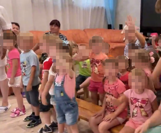 تصویری از کودکان ربوده شده اوکراینی در اردوگاه روسیه/عکس