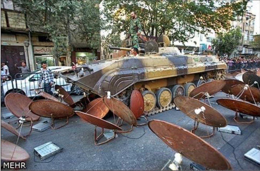 عکس | نابودسازی دیش ماهواره در شیراز با تانک!