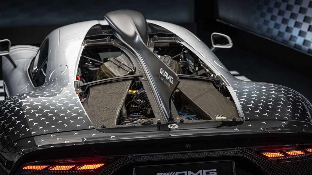 تجربه رانندگی با ابرخودروی بنز/ حس پرواز پشت فرمان پراجکتوان/ عکس