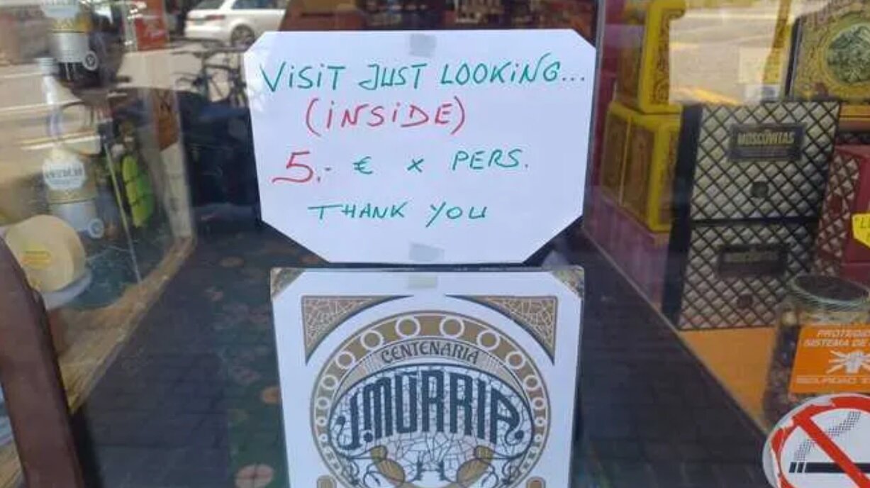 فروشگاهی که گردشگران برای دیدن اجناس آن هم باید پول بپردازند/ عکس