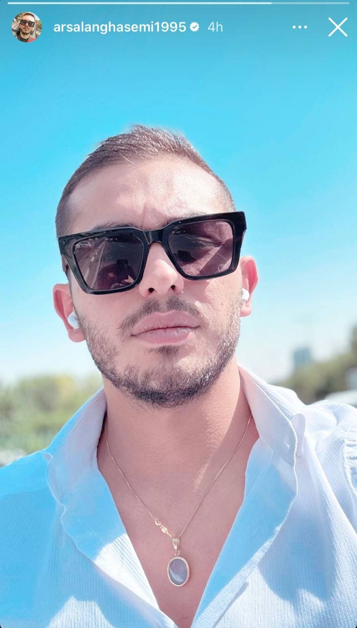 عکس | گردنبند عجیب ارسلان قاسمی؛ سلفی با مدل موهای جدید
