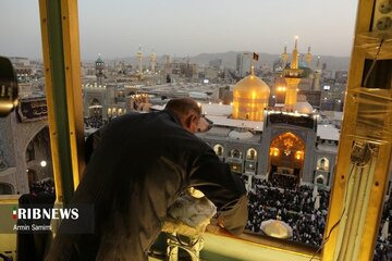 تعویض پرچم و اذن عزا در حرم مطهر رضوی در محرم ۱۴۴۴