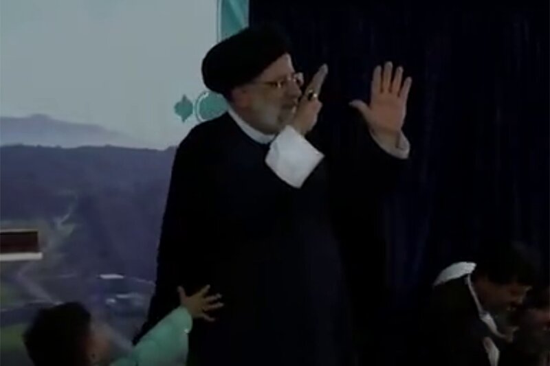 ببینید | پسربچه بازیگوشی که خودش را زودتر از رئیس جمهور به سکو رساند