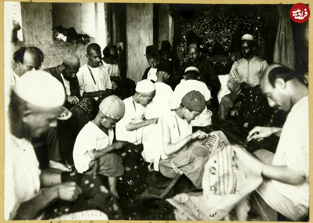 کارگاه مردانه گلدوزی در رشت؛ یک قرن قبل/ عکس