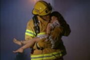 ببینید | نجات معجزه آسا کودک گیر افتاده در آتش