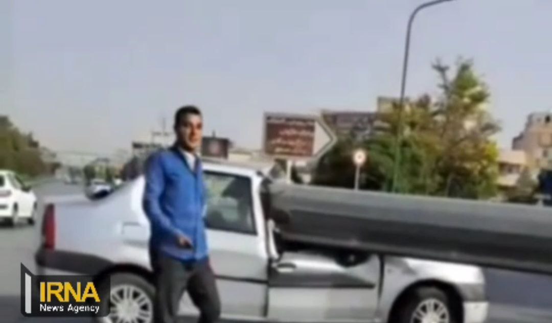 سقوط پایه پرچم روی خودروی ال‌۹۰ در اصفهان/ عکس