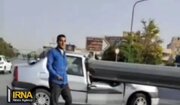 سقوط پایه پرچم روی خودروی ال‌۹۰ در اصفهان/ عکس