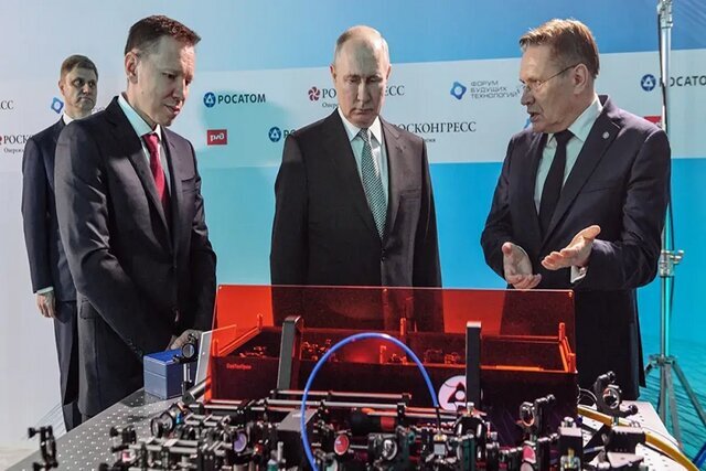 پوتین و قدرتمندترین کامپیوتر کوانتومی روسیه/ عکس