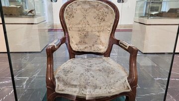 ناصرالدین‌ شاه قاجار بعد از ترور روی این صندلی نشست + عکس
