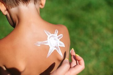 چطور از شر آفتاب این روزها در امان بمانیم؟/ اشعه فرابنفش از شیشه هم عبور میکند/ در خانه هم ضد آفتاب بزنیم؟ چطور از شر آفتاب این روزها در امان بمانیم؟/ اشعه فرابنفش از شیشه هم عبور میکند/ در خانه هم ضد آفتاب بزنیم؟