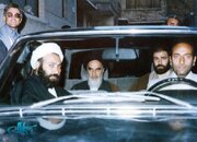 عکسی تاریخی از امام خمینی و مرحوم آیت‌الله حسن صانعی در راه عزیمت به قم