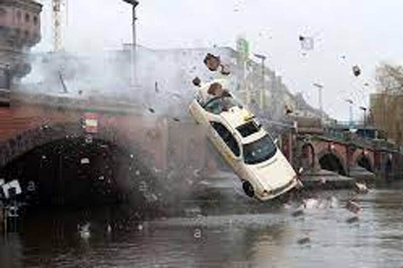 ببینید | شوک مردم عادی؛ لحظه سقوط یک خودرو از روی پل داخل رودخانه!