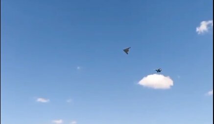 صحنه تماشایی پرواز پهپاد رادارگریز غولپیکر روسیه کنار میگ ۲۹/ عکس