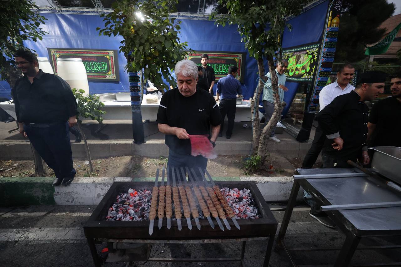 تصاویر| وقتی قهرمانان المپیک، جهان و آسیا خادم موکب امام حسین (ع) میشوند