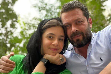 عکس | تلفن‌های همراه پژمان بازغی و دخترش در مراسم داریوش مهرجویی سوژه شد